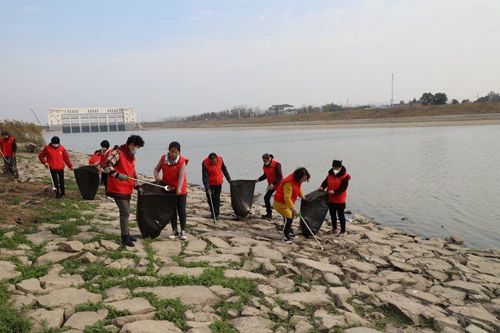 志愿者助力河湖“水清、岸綠”